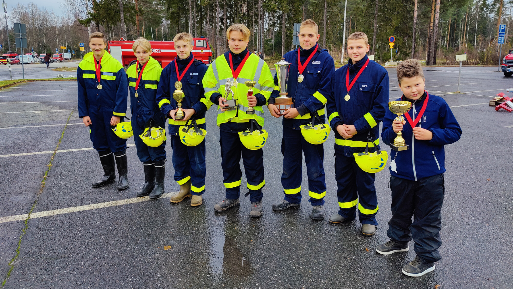 Palokuntanuorten SM-kilpailujen Kalustonkäsittelykilpailun voittaja ja paras joukkueenjohtaja -kiertopalkinnon saanut Nousiaisten VPK poseeraa